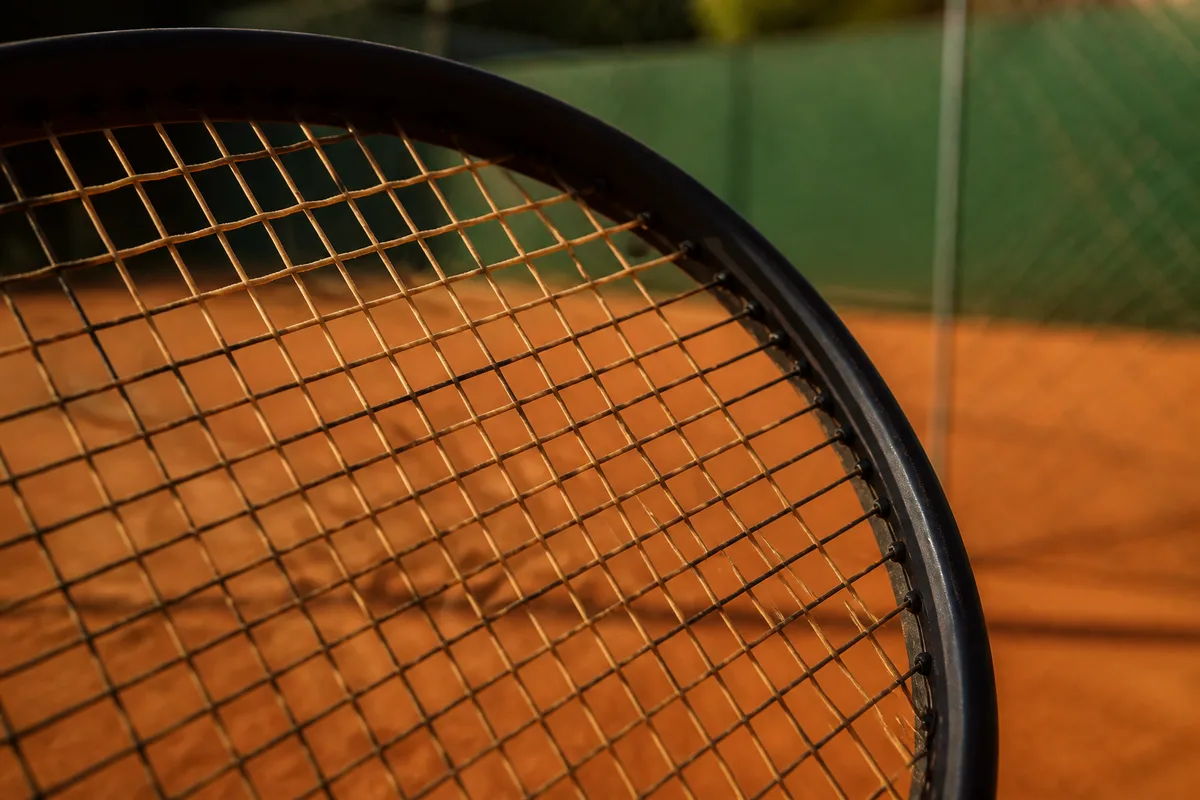 Detail du tamis et du plan de cordage d une raquette de tennis en gros plan